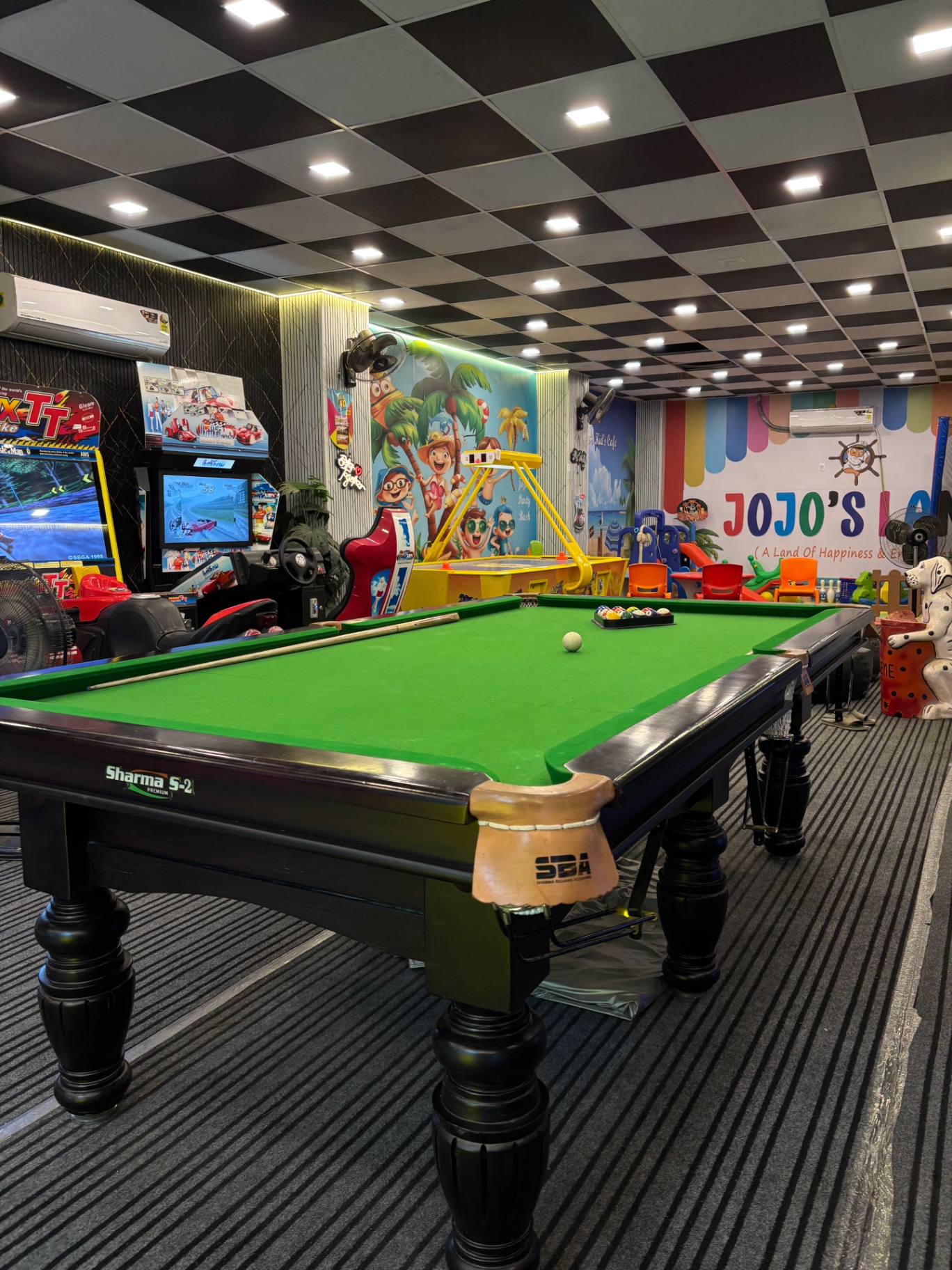 Snooker table with arcade floor at JOJO'SLAND